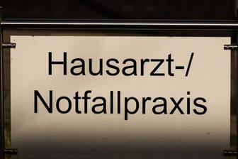 Laut einer Studie könnte die Zahl der Hausärzte in einigen Landkreisen bis 2035 um rund 50 Prozent zurückgehen.