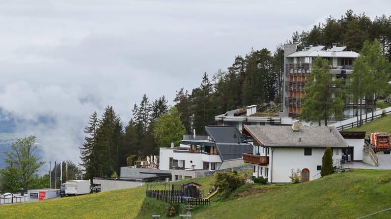Blick auf das Hotel Nidum (oben, r): Hier wird die deutsche Fußball-Nationalmannschaft während ihres EM-Trainingslagers in Tirol wohnen. Das Training der DFB-Auswahl vor der EM-Endrunde wird im nahegelegenen Seefeld stattfinden.