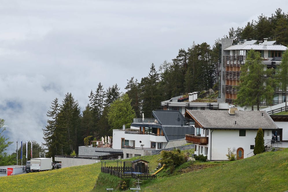 Blick auf das Hotel Nidum (oben, r): Hier wird die deutsche Fußball-Nationalmannschaft während ihres EM-Trainingslagers in Tirol wohnen. Das Training der DFB-Auswahl vor der EM-Endrunde wird im nahegelegenen Seefeld stattfinden.
