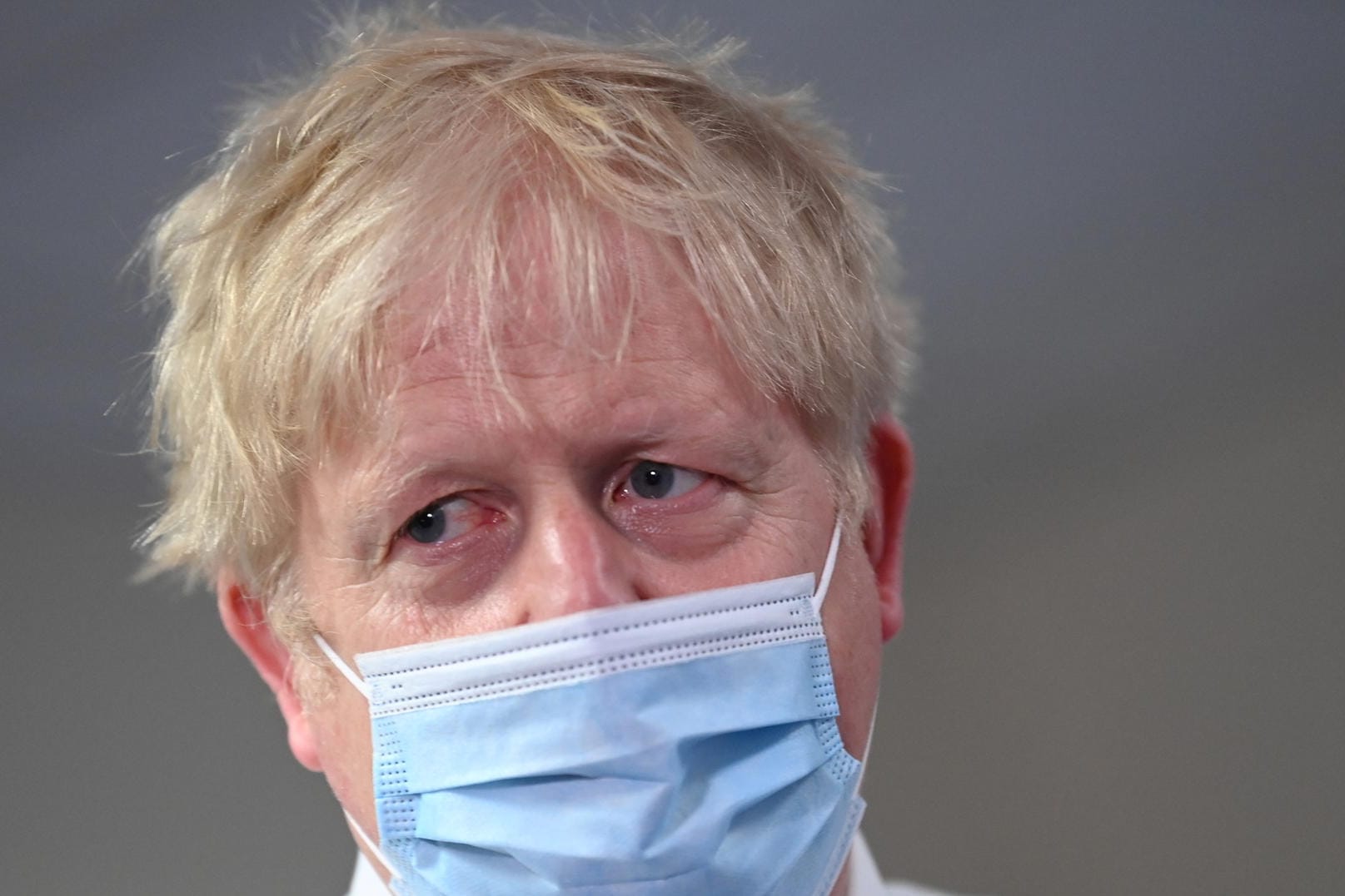 Boris Johnson beim Besuch eines Krankenhauses in Colchester: Der britische Premierminister weist die Kritik seines ehemaligen Beraters zurück.