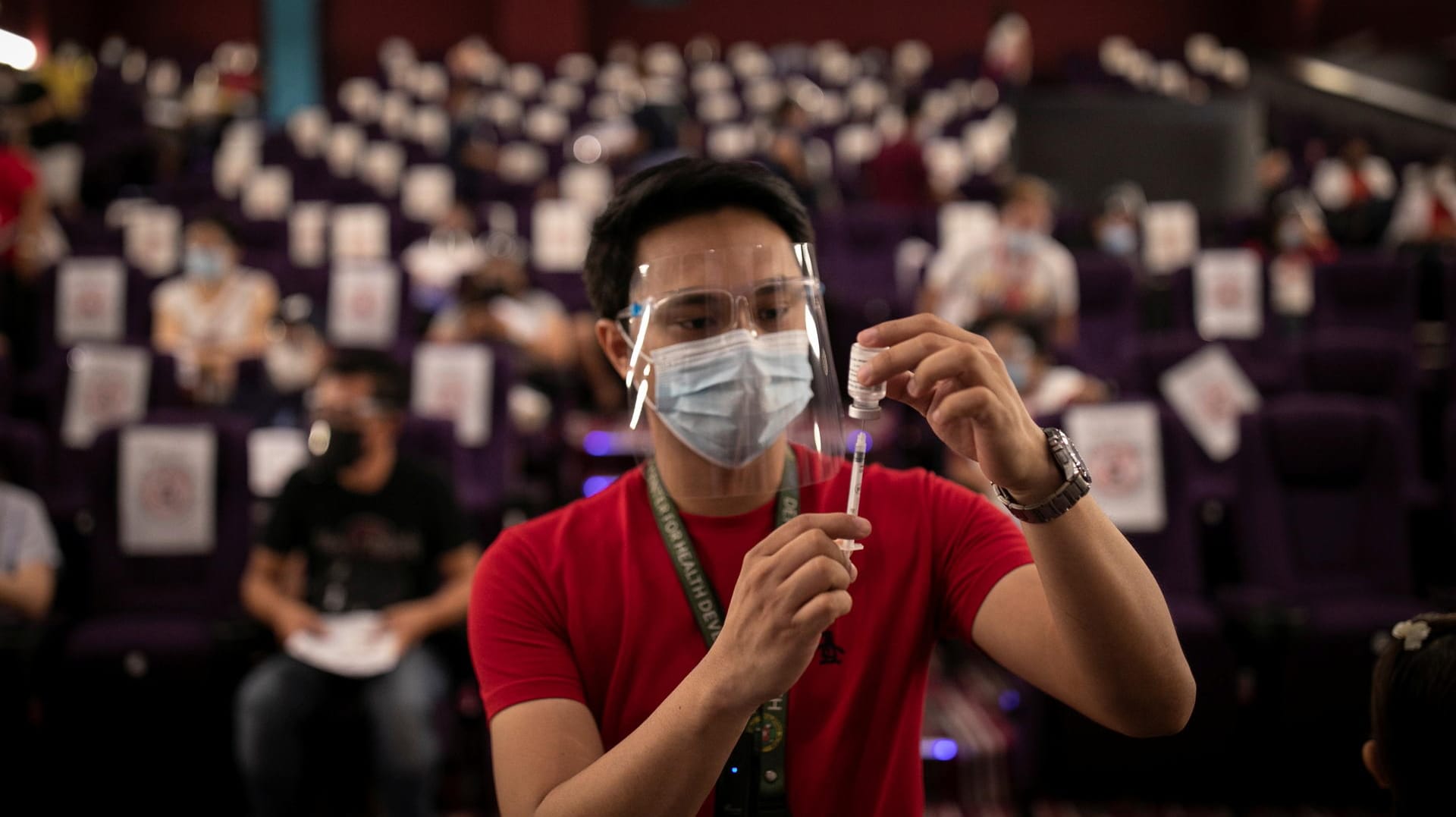 Ein Mitarbeiter bereitet eine Corona-Impfung in einem Kino in Manila vor: Auf den Philippinen sind viele Menschen skeptisch gegenüber der Vakzine. Ein Mitarbeiter bereitet eine Corona-Impfung in einem Kino in Manila vor: Auf den Philippinen sind viele Menschen skeptisch gegenüber der Vakzine.