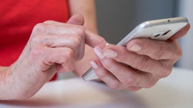 Mit ein wenig Fingertippen lassen sich auf gängigen Smartphones Bildschirminhalte größer darstellen.