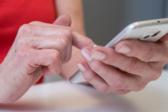 Mit ein wenig Fingertippen lassen sich auf gängigen Smartphones Bildschirminhalte größer darstellen.