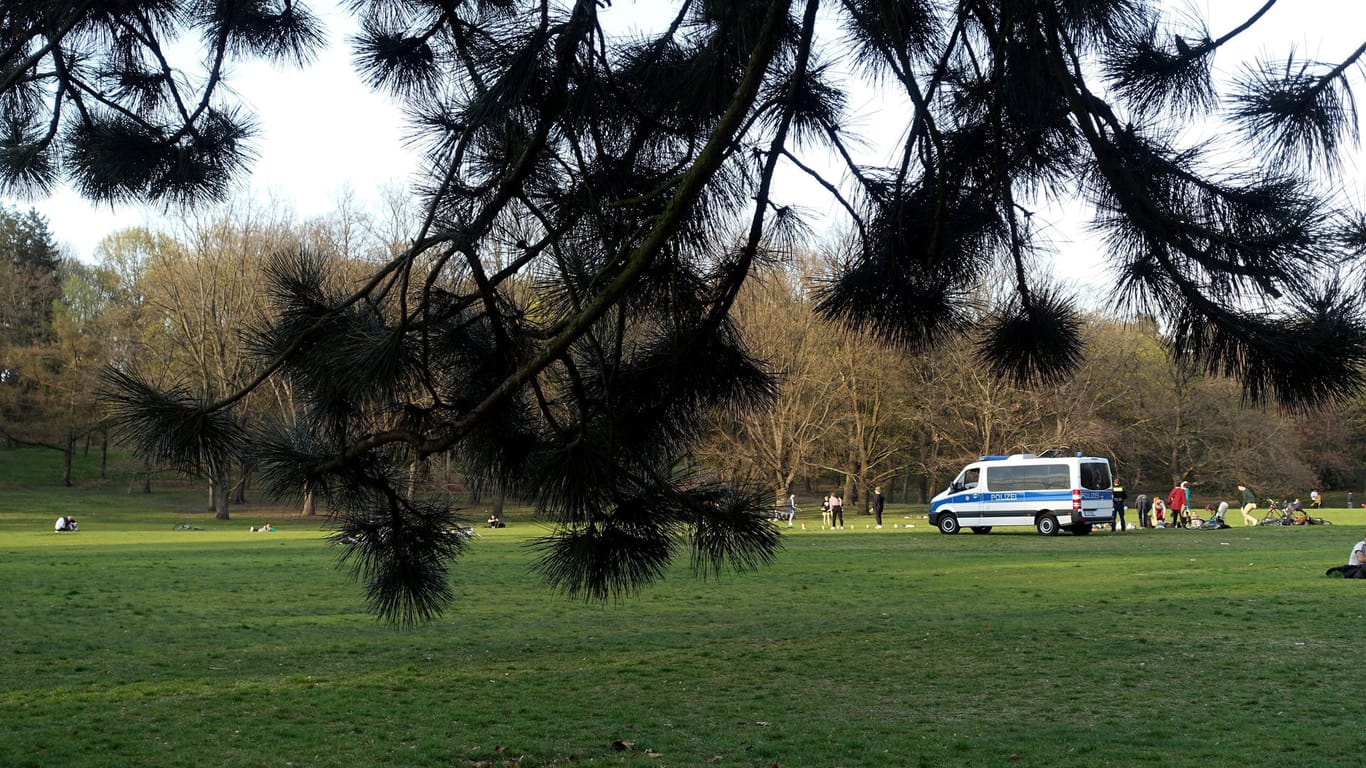 Ein Polizeifahrzeug in einem Park (Symbolbild): In Bielefeld führte eine Diskussion um die Maskenpflicht zu einem Handgemenge.