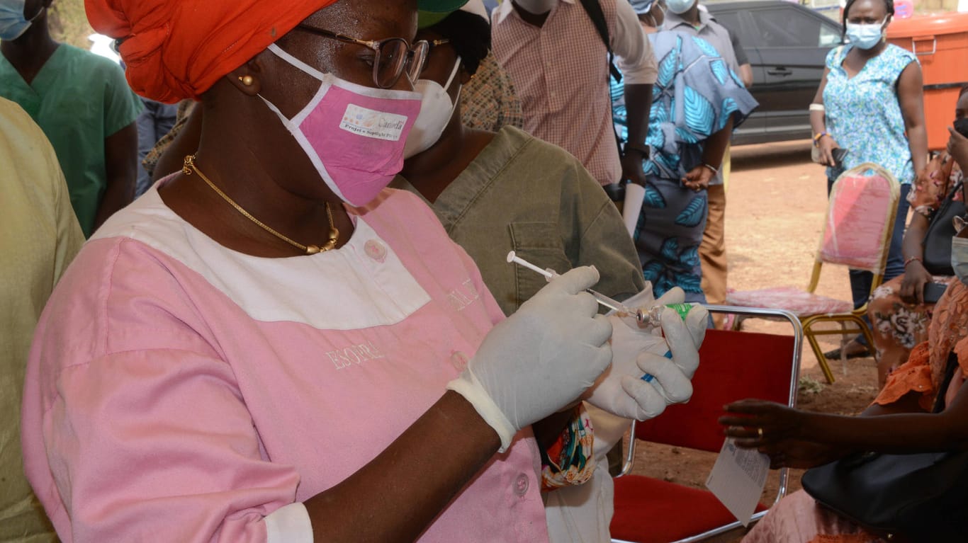 Mali: In dem afrikanischen Land registrieren sich Menschen Ende März für die Corona-Schutzimpfung.