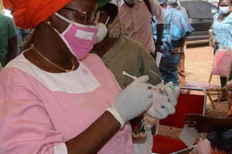 Mali: In dem afrikanischen Land registrieren sich Menschen Ende März für die Corona-Schutzimpfung.