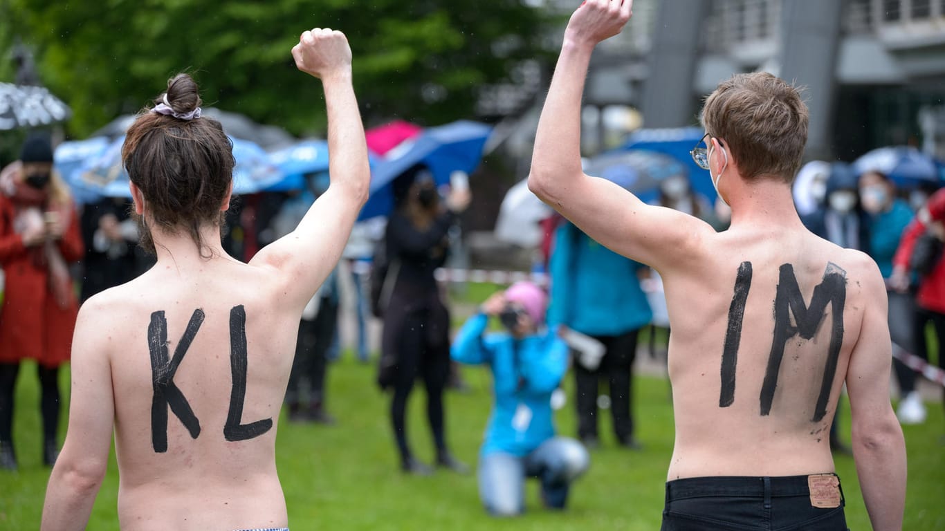 Klimaaktivisten protestieren mit nacktem Oberkörper: Mitglieder von "Extinction Rebellion" haben zu einer besseren Berichterstattung über die Klimakrise aufgerufen.