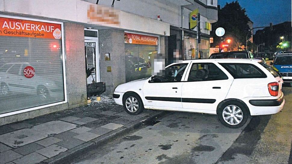 Das weiße Fahrzeug, mit dem die Tat begangen wurde: Bei einem Einbruch erbeuteten Unbekannte in Essen Schmuck. Das weiße Fahrzeug, mit dem die Tat begangen wurde: Bei einem Einbruch erbeuteten Unbekannte in Essen Schmuck.