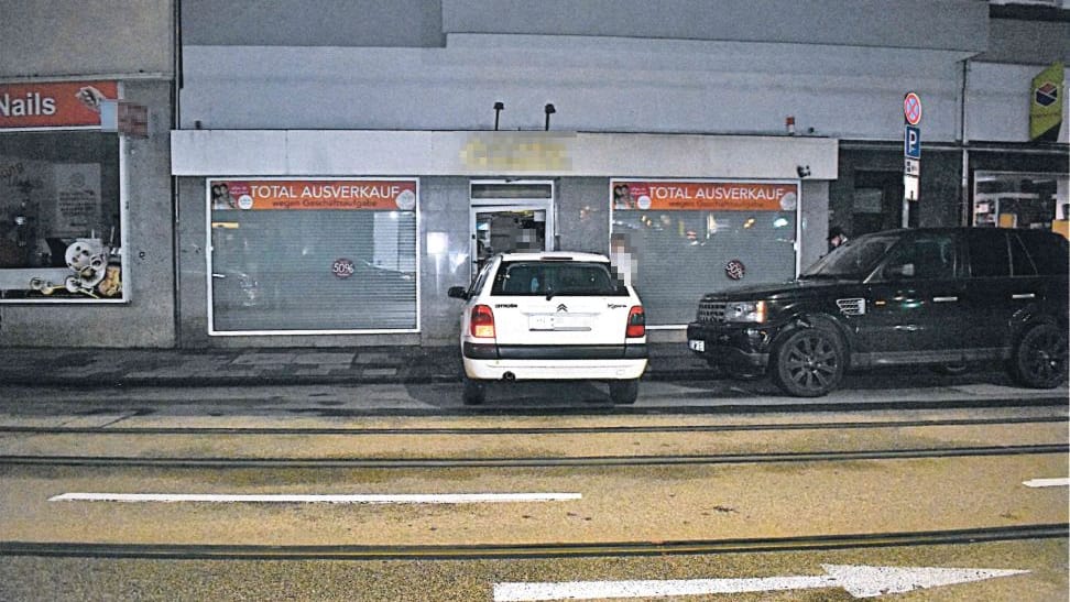 Das Tatfahrzeug vor dem Juweliergeschäft: Mit einem Rammbock gelangten die Täter in den Laden.