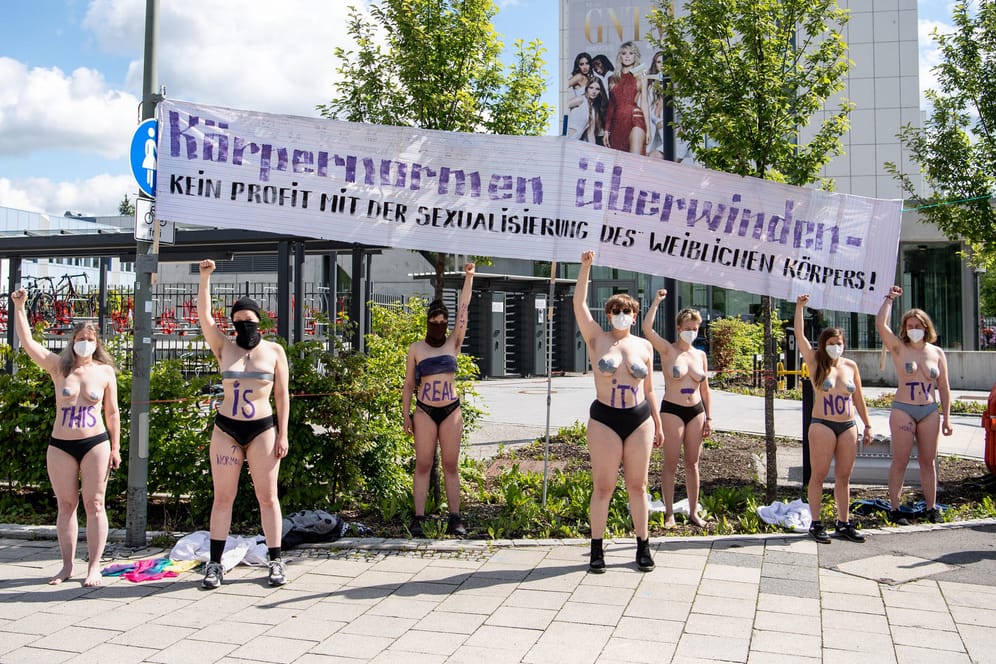 Halbnackt demonstrieren mehrere Frauen vor der ProSieben-Zentrale.