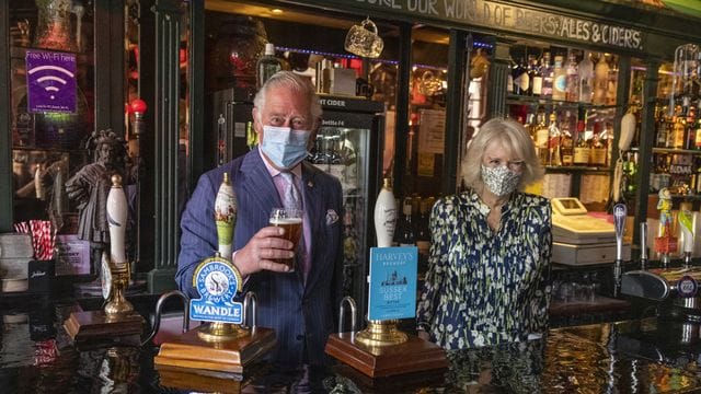 Prinz Charles gönnt sich im Beisein seiner Frau Camilla ein Bierchen. Prinz Charles gönnt sich im Beisein seiner Frau Camilla ein Bierchen.