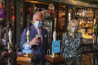 Prinz Charles gönnt sich im Beisein seiner Frau Camilla ein Bierchen.