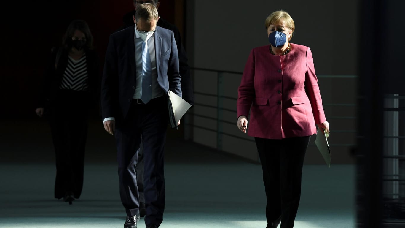 Angela Merkel und Michael Müller kommen nach dem Impfgipfel zu einer Pressekonferenz: Bund und Länder haben sich darauf geeinigt, dass auch Jugendliche sich ab Juni impfen lassen können.