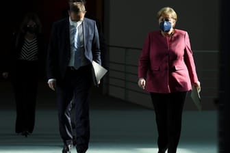 Angela Merkel und Michael Müller kommen nach dem Impfgipfel zu einer Pressekonferenz: Bund und Länder haben sich darauf geeinigt, dass auch Jugendliche sich ab Juni impfen lassen können.