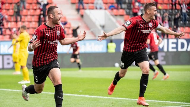 Stefan Kutschke (r) und Torschütze Fatih Kaya haben mit Ingolstadt nach dem Hinspiel-Heimsieg gegen Osnabrück das Tor zu 2. Stefan Kutschke (r) und Torschütze Fatih Kaya haben mit Ingolstadt nach dem Hinspiel-Heimsieg gegen Osnabrück das Tor zu 2.