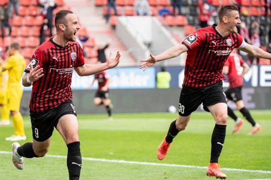 Stefan Kutschke (r) und Torschütze Fatih Kaya haben mit Ingolstadt nach dem Hinspiel-Heimsieg gegen Osnabrück das Tor zu 2.