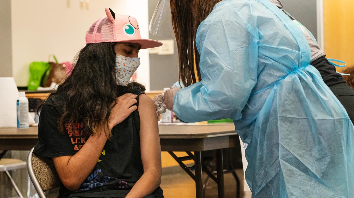 In den USA wird eine 14-jährige Schülerin gegen Corona geimpft: Nach dem Willen von Bund und Ländern soll das auch bald in Deutschland möglich sein.