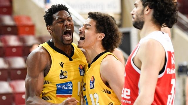 Ludwigsburgs Yorman Polas Bartolo und Jonah Radebaugh feiern den Einzug ins Playoff-Halbfinale. Ludwigsburgs Yorman Polas Bartolo und Jonah Radebaugh feiern den Einzug ins Playoff-Halbfinale.