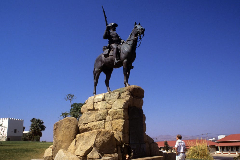 Das "Südwester Reiter" genannte Denkmal der ehemaligen deutschen Schutztruppen in Namibia: Deutschland will sich für seine Kolonialgräueltaten in dem Land entschuldigen.