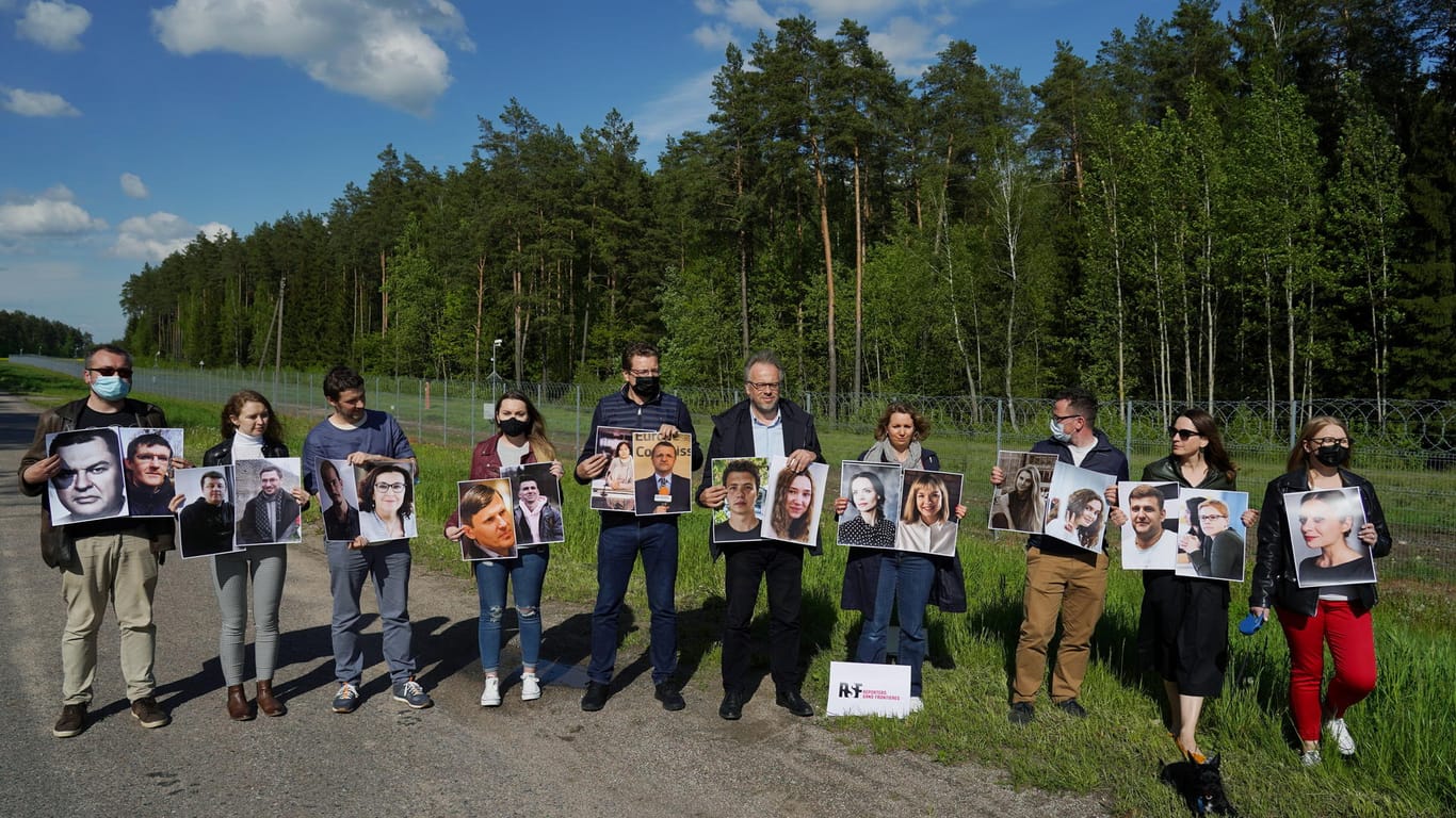Mitglieder von Reporter ohne Grenzen erinnern an der belarussischen Grenze an Journalisten, die vom Regime eingesperrt wurden.