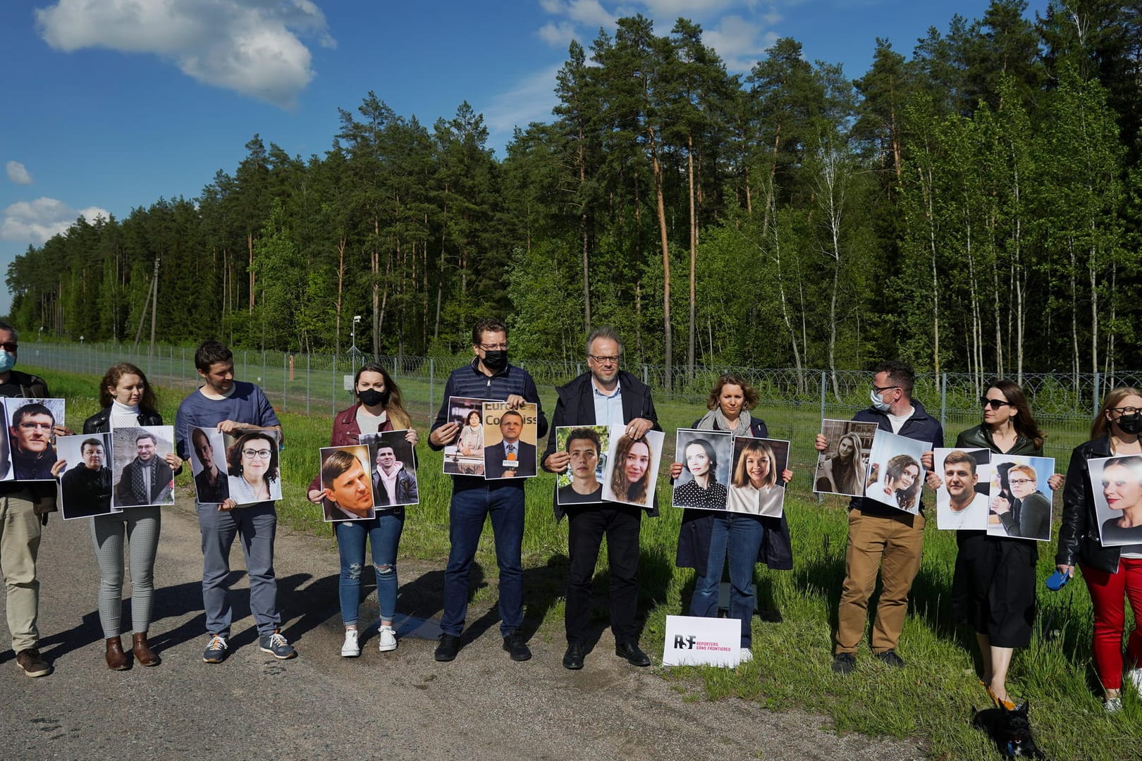 Mitglieder von Reporter ohne Grenzen erinnern an der belarussischen Grenze an Journalisten, die vom Regime eingesperrt wurden.