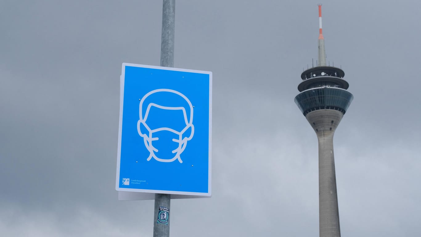 Ein Aufruf zum Maskentragen in Düsseldorf: Der Inzidenzwert in Deutschland sinkt weiter.