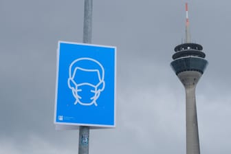 Ein Aufruf zum Maskentragen in Düsseldorf: Der Inzidenzwert in Deutschland sinkt weiter.