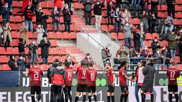 Nach dem Sieg im Hinspiel gegen Osnabrück bedanken sich die Ingolstädter Profis bei den rund 250 Fans. Nach dem Sieg im Hinspiel gegen Osnabrück bedanken sich die Ingolstädter Profis bei den rund 250 Fans.