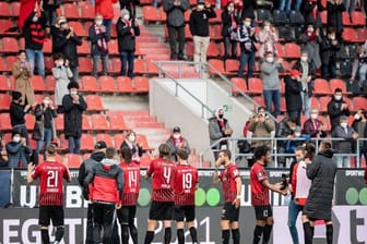 Nach dem Sieg im Hinspiel gegen Osnabrück bedanken sich die Ingolstädter Profis bei den rund 250 Fans.