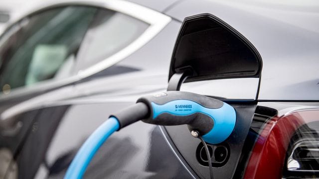 E-Auto: Ist der Fördertopf nicht vorher schon leer, können Autofahrer noch bis Ende 2025 die E-Auto-Umweltprämie beantragen.