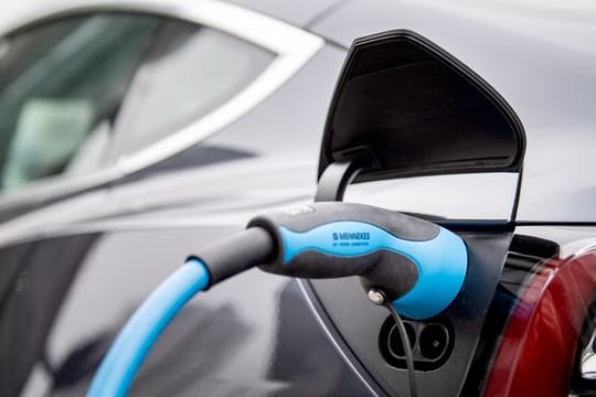 E-Auto: Ist der Fördertopf nicht vorher schon leer, können Autofahrer noch bis Ende 2025 die E-Auto-Umweltprämie beantragen.