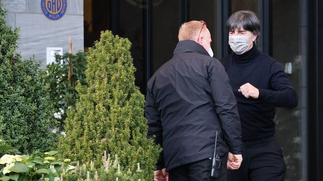 Start in die heiße Phase: Bundestrainer Joachim Löw (r) ist bereits im österreichischen EM-Trainingslager der DFB-Elf abgekommen. Start in die heiße Phase: Bundestrainer Joachim Löw (r) ist bereits im österreichischen EM-Trainingslager der DFB-Elf abgekommen.