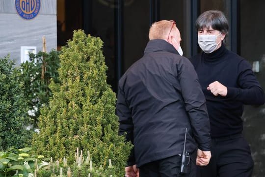 Start in die heiße Phase: Bundestrainer Joachim Löw (r) ist bereits im österreichischen EM-Trainingslager der DFB-Elf abgekommen.