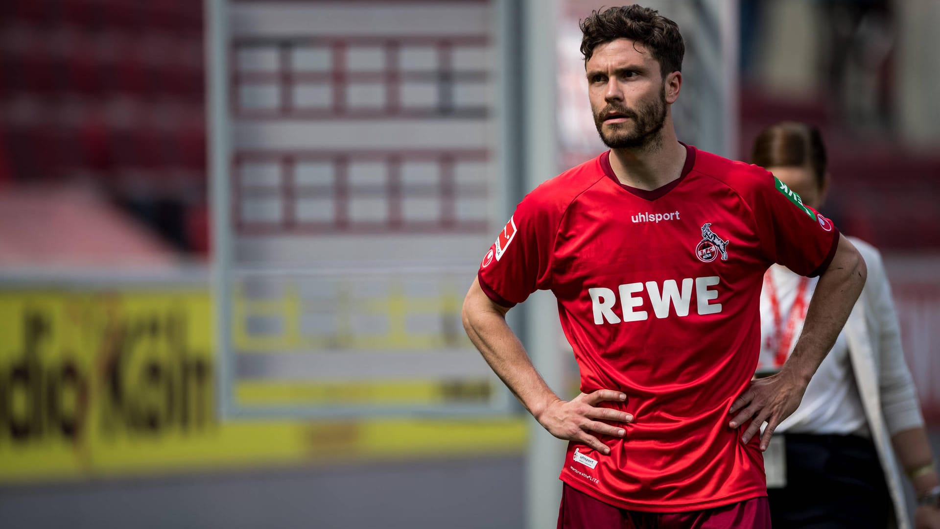 Jonas Hector wirkt frustriert: Der Köln-Kapitän nach der 1:4-Niederlage gegen den SC Freibug Anfang Mai.