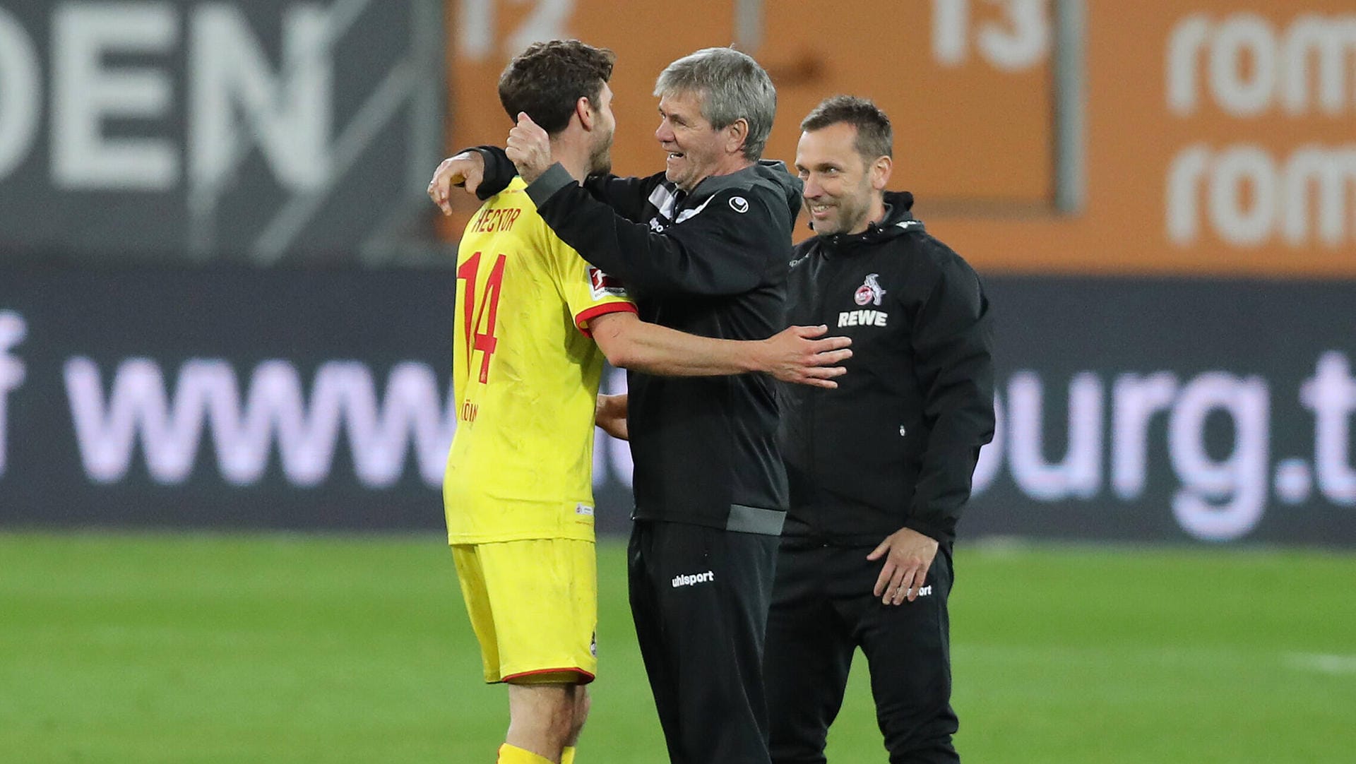 Jonas Hector und Friedhelm Funkel umarmen sich: Nach dem Schlusspfiff gegen Augsburg gab es Grund zur Freude.