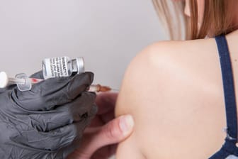 Ein Schulkind wird geimpft: Ob in der Europäischen Union eine Corona-Impfung für Kinder zugelassen wird, will an diesem Freitag die EU-Arzneimittelbehörde EMA entscheiden.