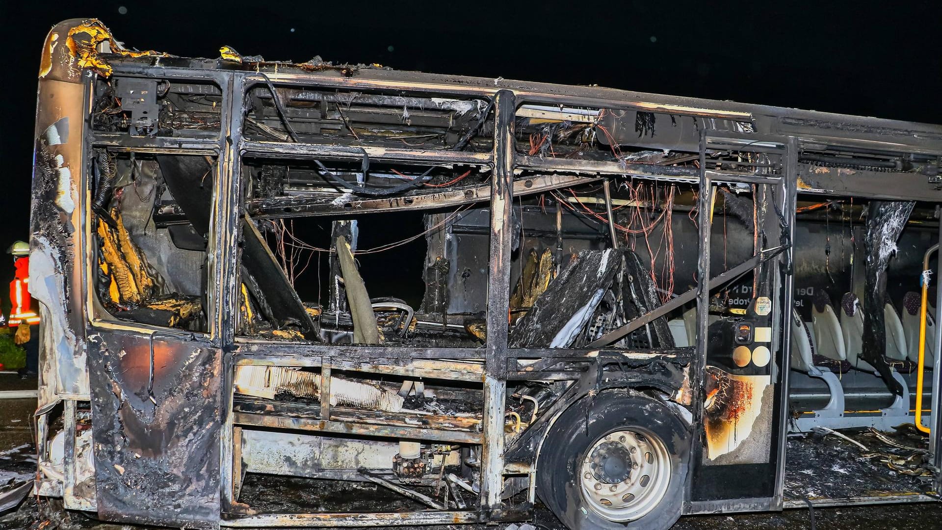 Linienbus im Vollbrand L1136 Bereich Ditzingen 27.05.2021: Am Donnerstagabend geriet gegen 21:50 Uhr ein Linienbus der L Linienbus im Vollbrand L1136 Bereich Ditzingen 27.05.2021: Am Donnerstagabend geriet gegen 21:50 Uhr ein Linienbus der L