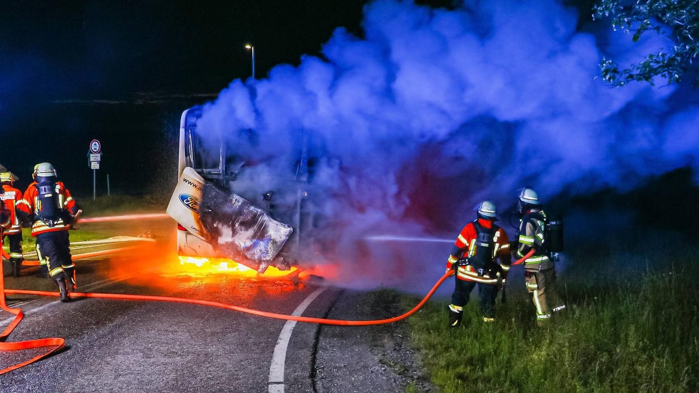 Linienbus im Vollbrand L1136 Bereich Ditzingen 27.05.2021: In der Nacht zum Freitag, wurde gegen 22:00Uhr ein Brand ein