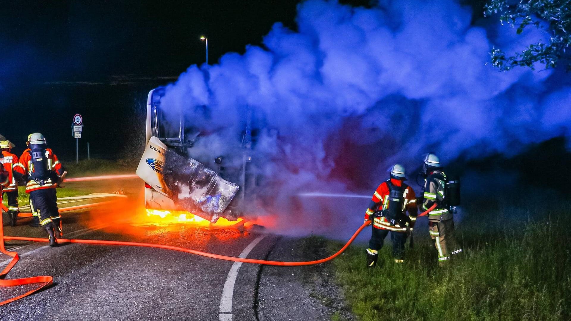 Linienbus im Vollbrand L1136 Bereich Ditzingen 27.05.2021: In der Nacht zum Freitag, wurde gegen 22:00Uhr ein Brand ein