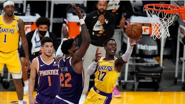 Lakers-Profi Dennis Schröder (r) beim Korbleger.