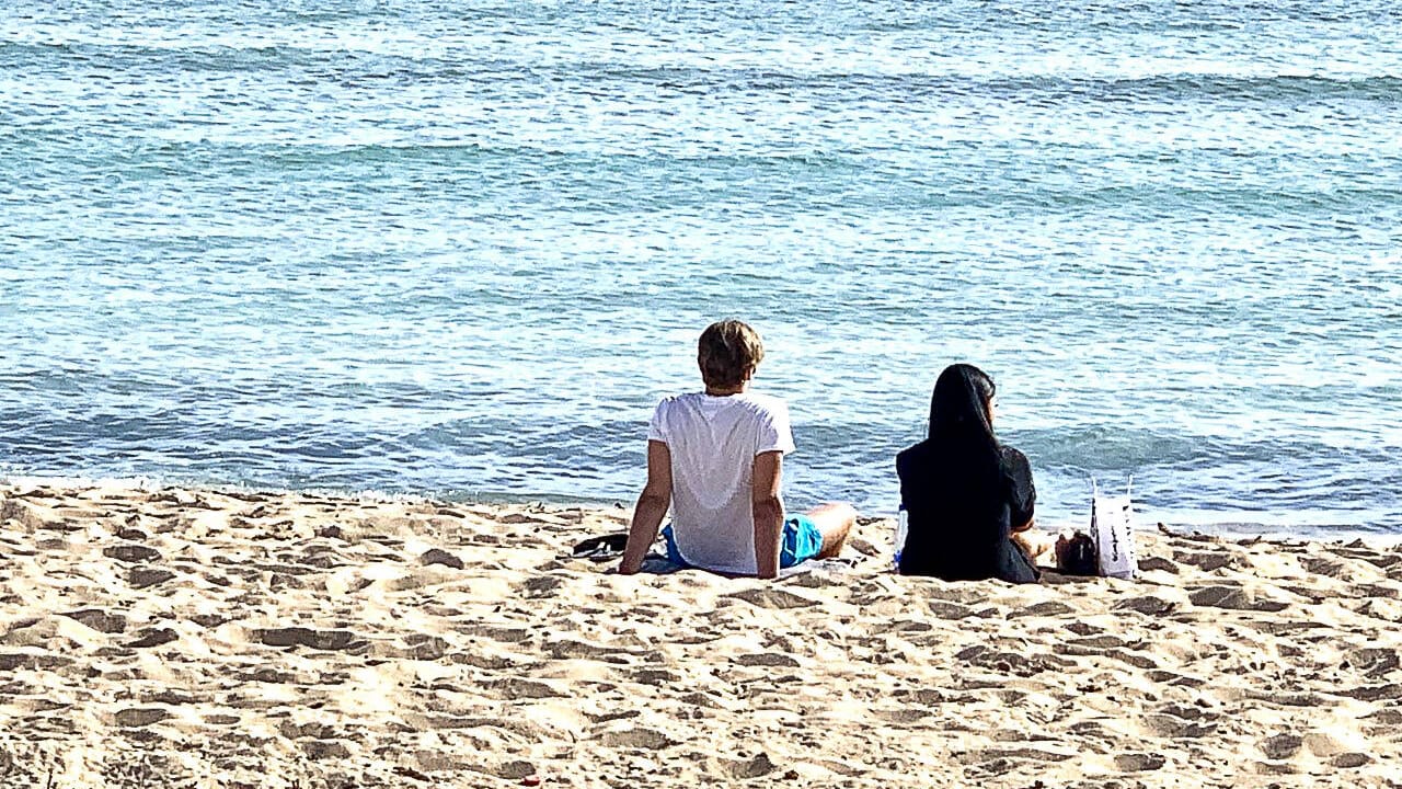 Entspannte Woche am Strand (Symbolbild): Viele Arbeitnehmer hoffen nach der Pandemie auf einen entspannten Sommerurlaub, einen Bonus vom Arbeitgeber gibt es dafür aber nur für die Minderheit.