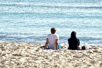 Entspannte Woche am Strand (Symbolbild): Viele Arbeitnehmer hoffen nach der Pandemie auf einen entspannten Sommerurlaub, einen Bonus vom Arbeitgeber gibt es dafür aber nur für die Minderheit.