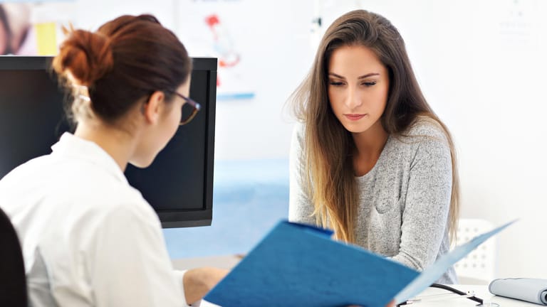 Eine junge Frau bei der Frauenärztin: Bei Symptomen von Scheidenpilz sollten Frauen medizinischen Rat einholen.
