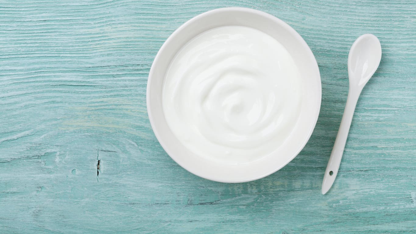 Naturjoghurt: Ob er tatsächlich gegen Scheidenpilz hilft, ist bislang nicht abschließend untersucht.