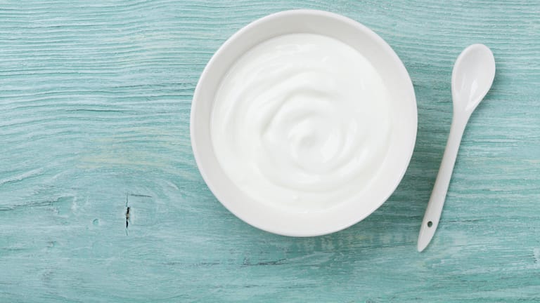 Naturjoghurt: Ob er tatsächlich gegen Scheidenpilz hilft, ist bislang nicht abschließend untersucht.