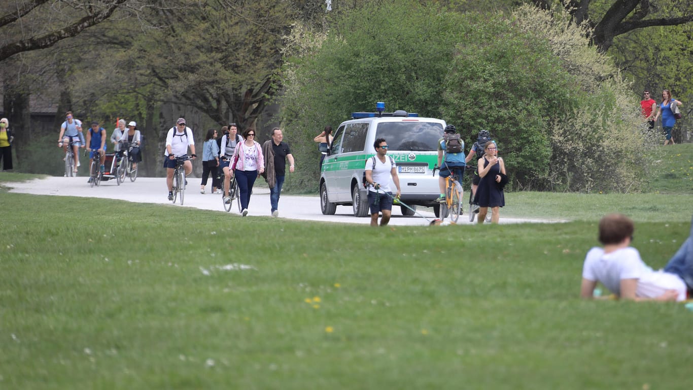 Ein Polizeiwagen fährt Streife durch Münchens berühmten Park: Im Mai eskalierte ein Einsatz, 19 Polizisten wurden verletzt.