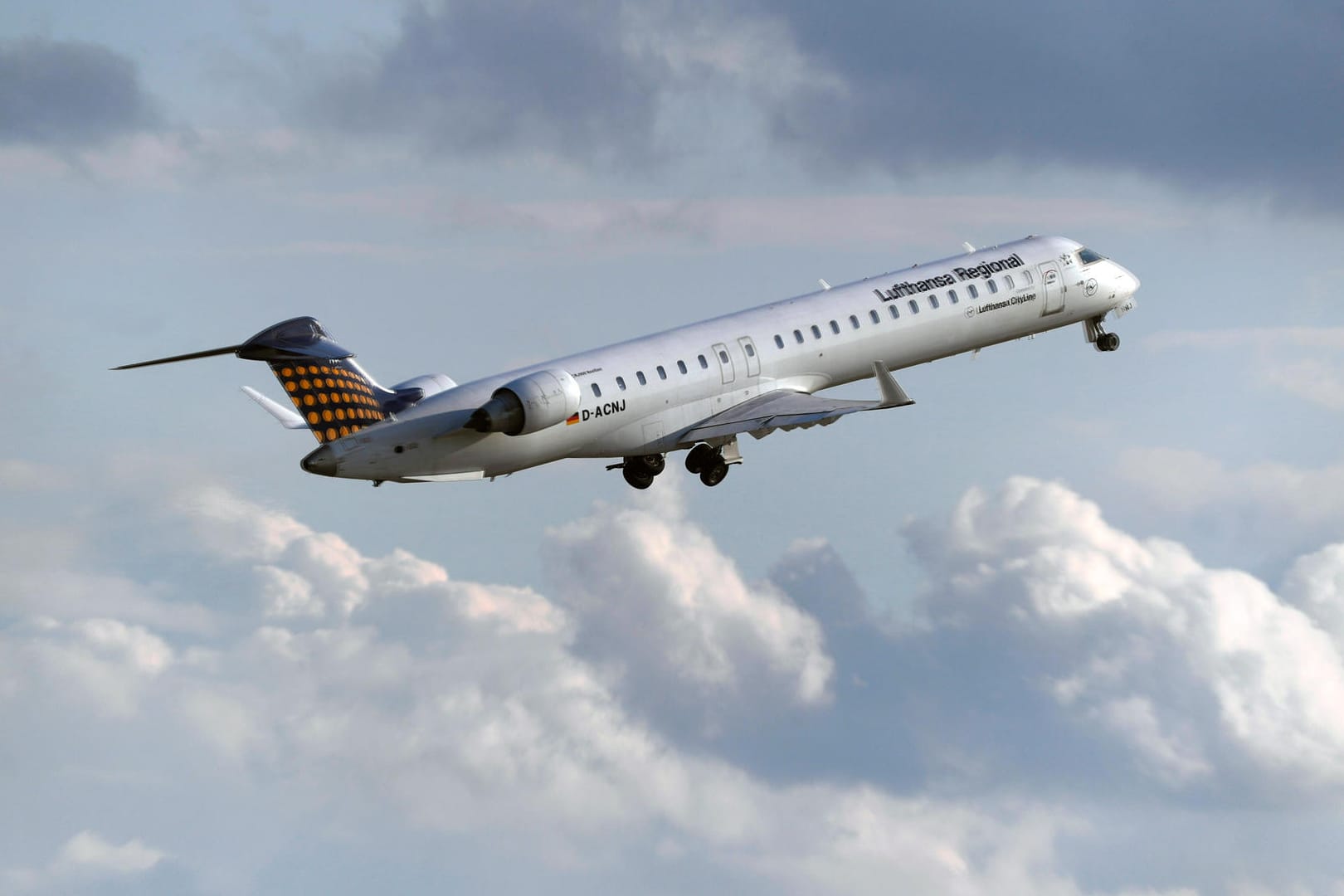 Ein startendes Flugzeug der Lufthansa: Kurzstreckenflüge sollen der Mehrheit der Deutschen zufolge entweder verteuert oder ganz abgeschafft werden.