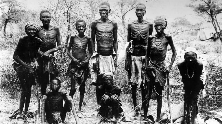 Dtsch-SW:Herero-Namibia: Überlebende Herero des von Deutschen begangenen Völkermords in der damaligen Kolonie Deutsch-Südwestafrika 1905.1904: Rückkehr aus der Omaheke-Wüste 1905