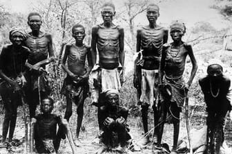 Dtsch-SW:Herero-Namibia: Überlebende Herero des von Deutschen begangenen Völkermords in der damaligen Kolonie Deutsch-Südwestafrika 1905.1904: Rückkehr aus der Omaheke-Wüste 1905