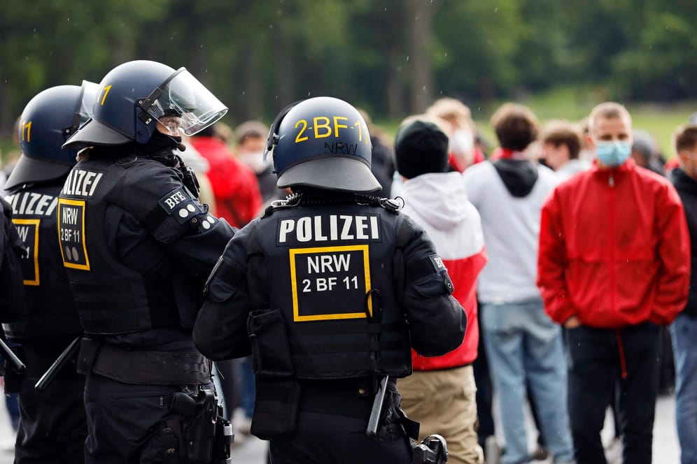 Die Polizei war mit einem Großaufgebot vor Ort, als einige hundert Fans des 1. FC Köln das Relegationsspiel gegen Holstein Kiel auf den Jahnwiesen verfolgten (Archivbild): Auch am Samstag will die Polizei am Stadion präsent sein.